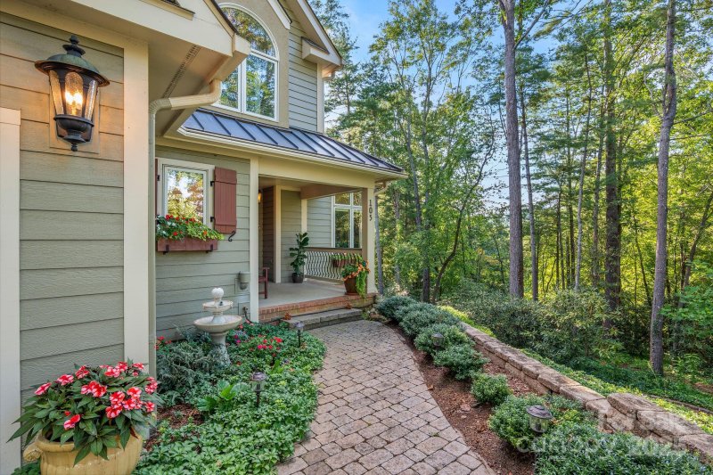Property image 2 of 105 Weston Place in Weston Heights, Asheville, NC 28803
