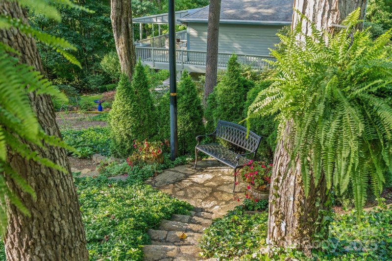 Property image 4 of 105 Weston Place in Weston Heights, Asheville, NC 28803