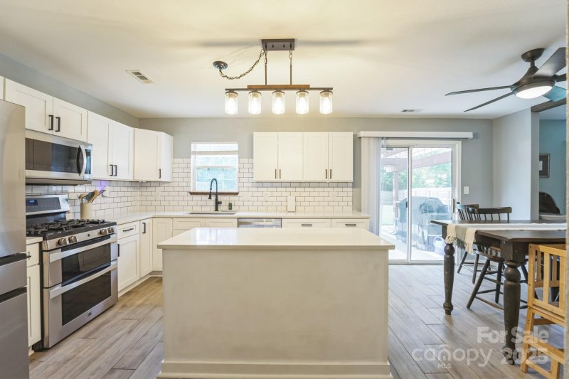 Property image 3 of 10527 River Hollow Court in Catawba River Plantation, Charlotte, NC 28214