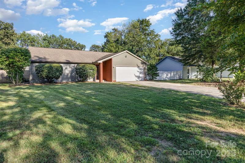 Property image 2 at 10709 Coachman Circle, Charlotte, NC 28277