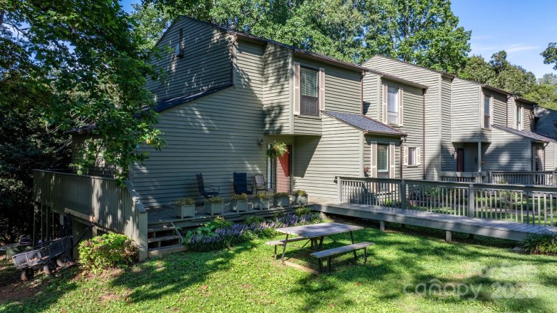 Timberwood, Hickory Community