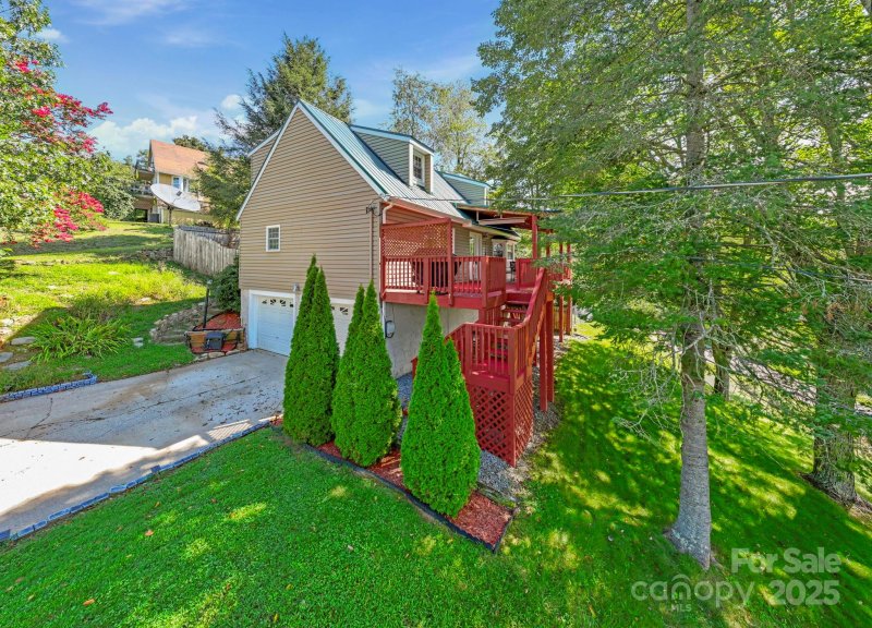 Property image 3 of 201 Acorn Lane in Oak Park, Clyde, NC 28721