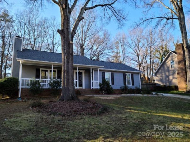 Property image 2 of 6613 Farrington Lane in Hickory Ridge, Charlotte, NC 28227