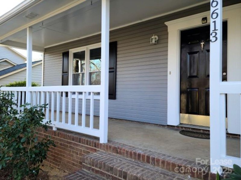 Property image 4 of 6613 Farrington Lane in Hickory Ridge, Charlotte, NC 28227