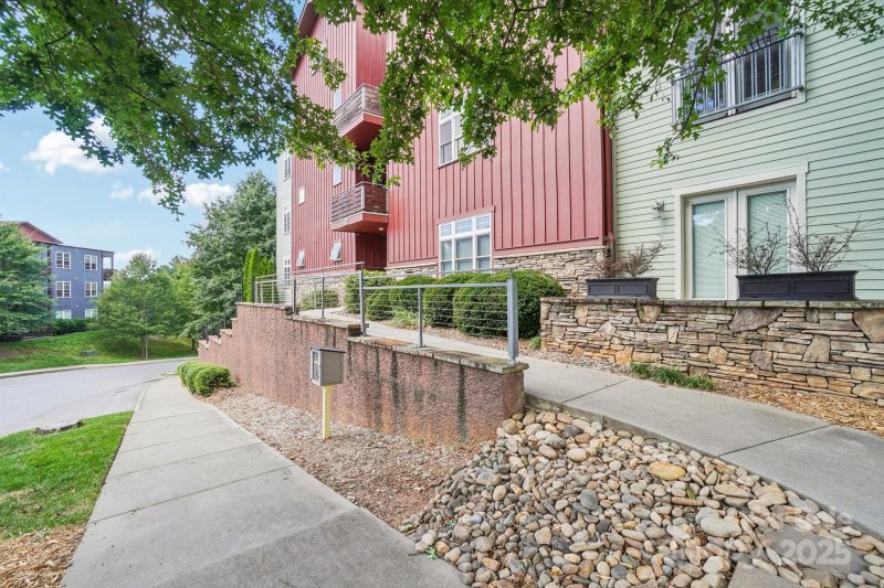 Property image 3 of 400 N Skyloft Drive in Skyloft Condos, Asheville, NC 28801