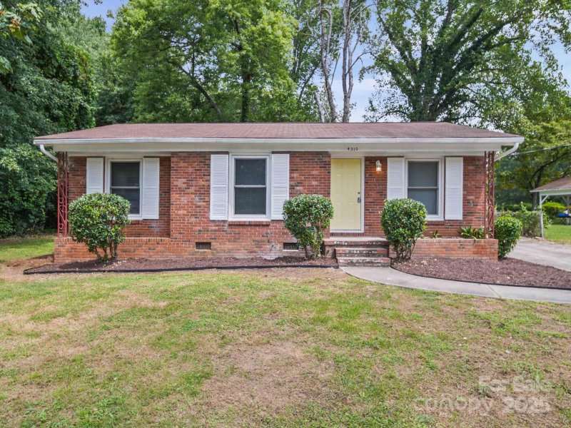 Property image 3 of 4310 Toluca Place in Brookfield, Charlotte, NC 28208