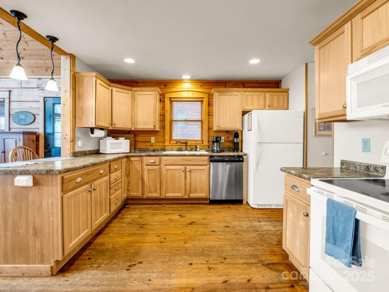 Property image 4 of 161 Scenic Wolf Drive in Scenic Wolf Mountain Resort, Mars Hill, NC 28754