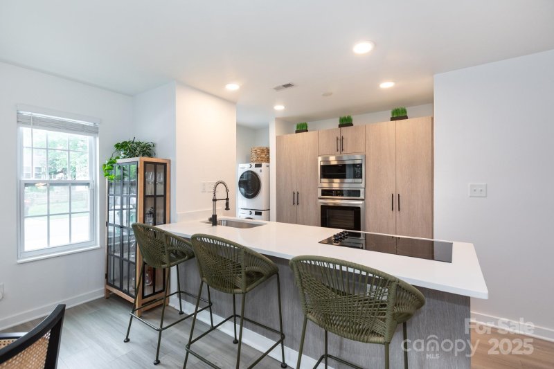 Property image 2 of 1543 Briar Creek Road in Midwood Place, Charlotte, NC 28205