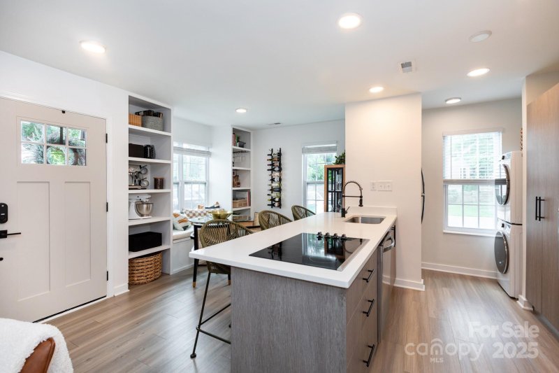 Property image 3 of 1543 Briar Creek Road in Midwood Place, Charlotte, NC 28205