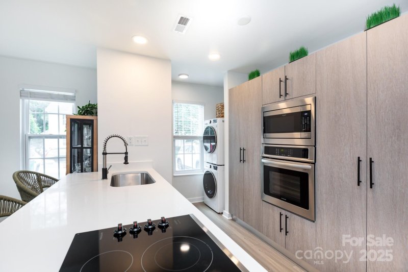 Property image 4 of 1543 Briar Creek Road in Midwood Place, Charlotte, NC 28205