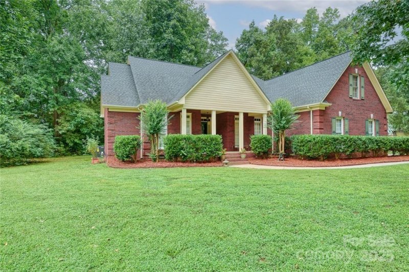 Property image 2 of 3727 Ayrshire Court in Stallings Farm, Harrisburg, NC 28075