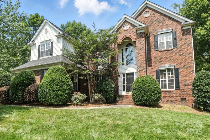 Property image 2 of 7213 Three Wood Drive in Emerald Lake, Matthews, NC 28104