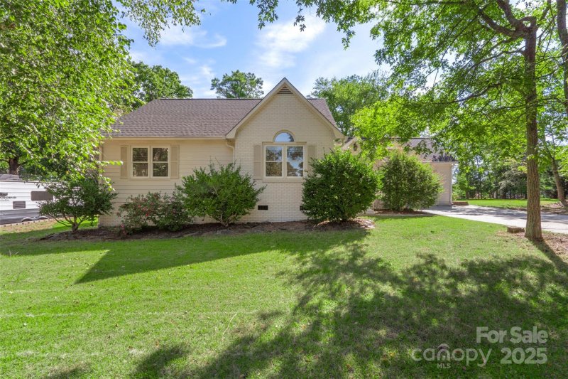 Property image 2 of 1808 Shorewood Drive in Matthews Estates, Rock Hill, SC 29732