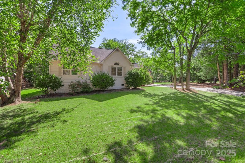 Property image 3 of 1808 Shorewood Drive in Matthews Estates, Rock Hill, SC 29732