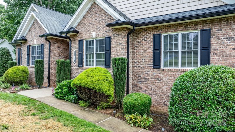 Property image 3 of 1158 Waterford Drive in Brookstone, Hickory, NC 28602