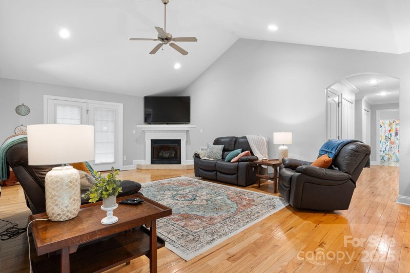 Property image 5 of 1158 Waterford Drive in Brookstone, Hickory, NC 28602