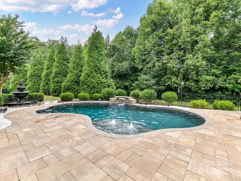 Property image 2 of 17412 Pennington Drive in Robbins Park, Cornelius, NC 28031