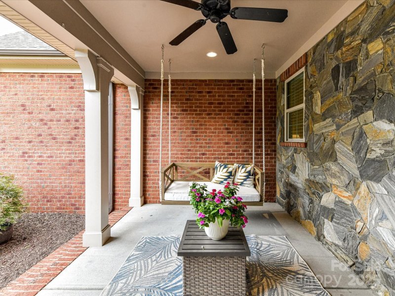 Property image 3 of 17412 Pennington Drive in Robbins Park, Cornelius, NC 28031