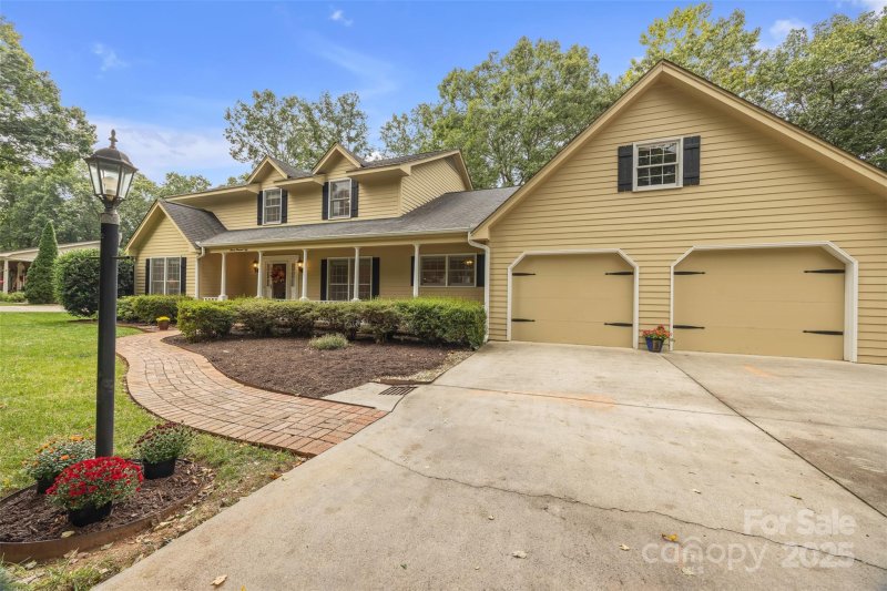 Huntington Forest, Hickory Community