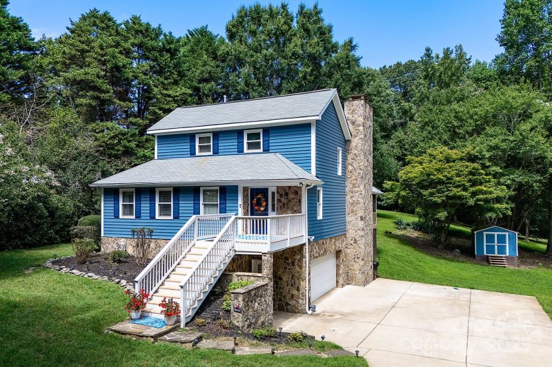 Property image 3 of 4711 Mountain Point Lane in Mountain Point, Charlotte, NC 28216