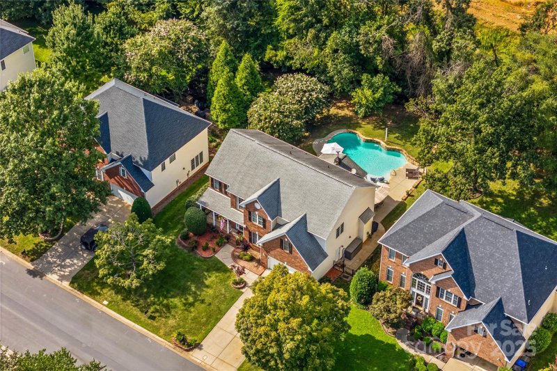 Northstone, Huntersville Community