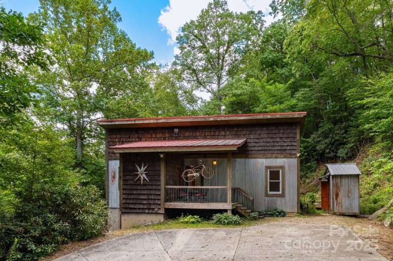 Property image 2 of 212 Yates Avenue in Ridgecrest, Black Mountain, NC 28711