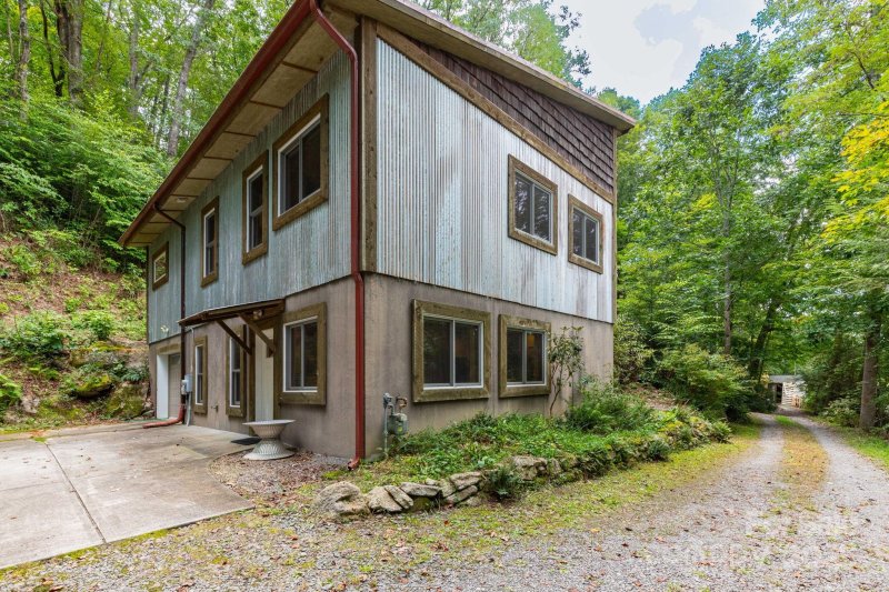 Property image 3 of 212 Yates Avenue in Ridgecrest, Black Mountain, NC 28711