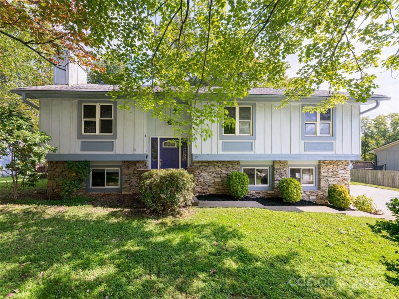 Property image 2 of 39 Golden Oaks Lane in Wildwood, Fletcher, NC 28732