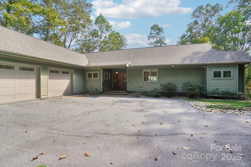 Property image 4 of 114 Dogwood Trail in Foxwood, Hendersonville, NC 28791