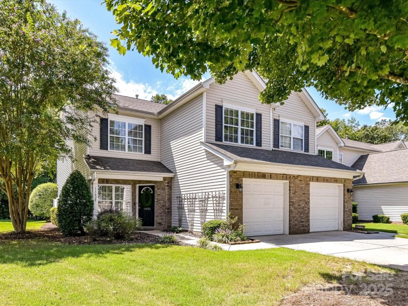 Carolina Crossing, Pineville Community