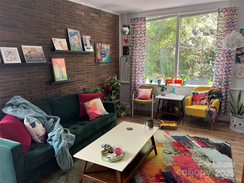 Property image 2 of 1415 Briar Creek Road in Commonwealth, Charlotte, NC 28205