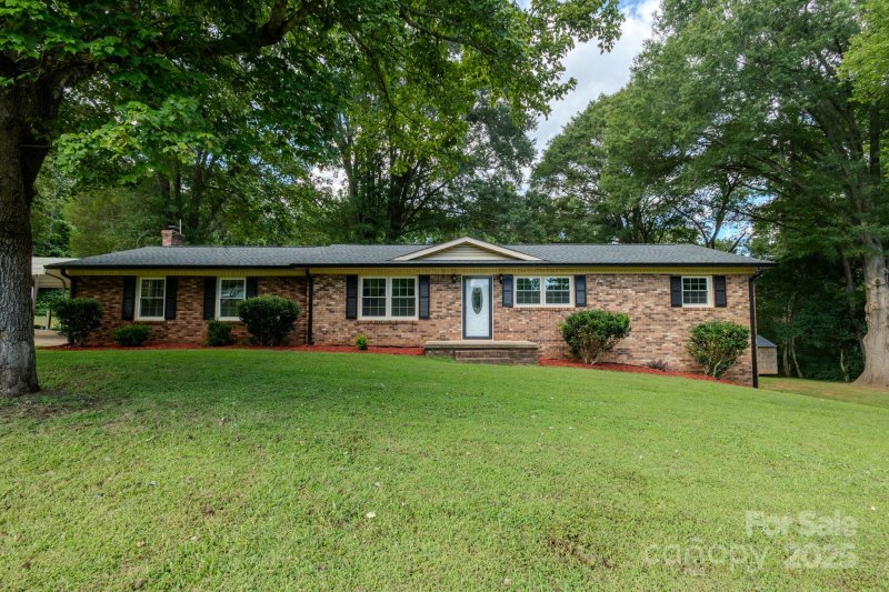 Property image 2 of 3586 Spring Valley Drive in Spring Valley Estates, Newton, NC 28658