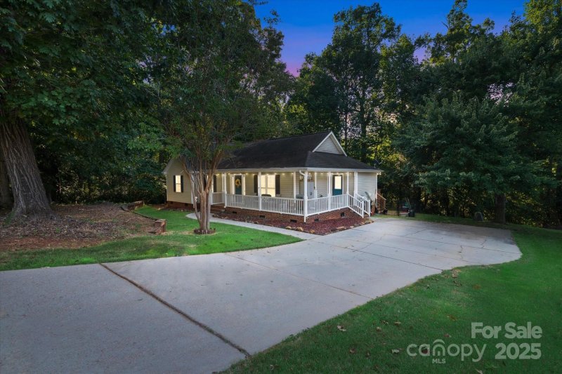 Property image 3 of 914 Ragin Lane in Ragin Estates, Rock Hill, SC 29732