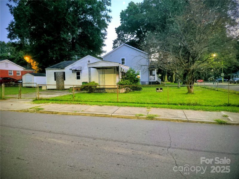 Property image 2 at 201 S Gardner Avenue, Charlotte, NC 28208