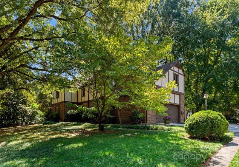 Property image 2 of 3232 Colony Road in Barclay Downs, Charlotte, NC 28211