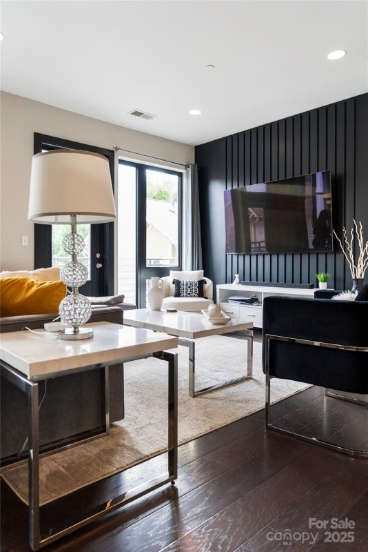 Property image 3 of 300 Magnolia Avenue in Dilworth, Charlotte, NC 28203