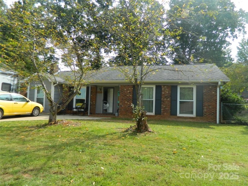 Property image 2 of 10011 Arbordale Avenue in Cabarrus Woods, Charlotte, NC 28215