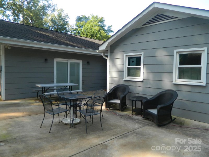 Property image 3 of 10011 Arbordale Avenue in Cabarrus Woods, Charlotte, NC 28215