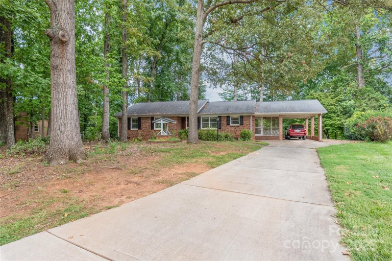 Property image 2 of 310 Oakwood Drive in Dickson Heights, Mount Holly, NC 28120