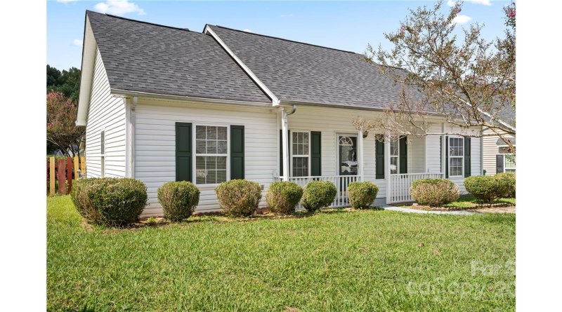 Property image 2 of 1917 Nigel Court in The Hamptons, Charlotte, NC 28213