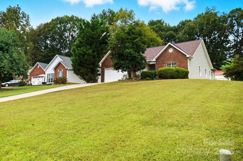 Property image 4 of 315 Tamarack Drive in Forest Park, Matthews, NC 28104