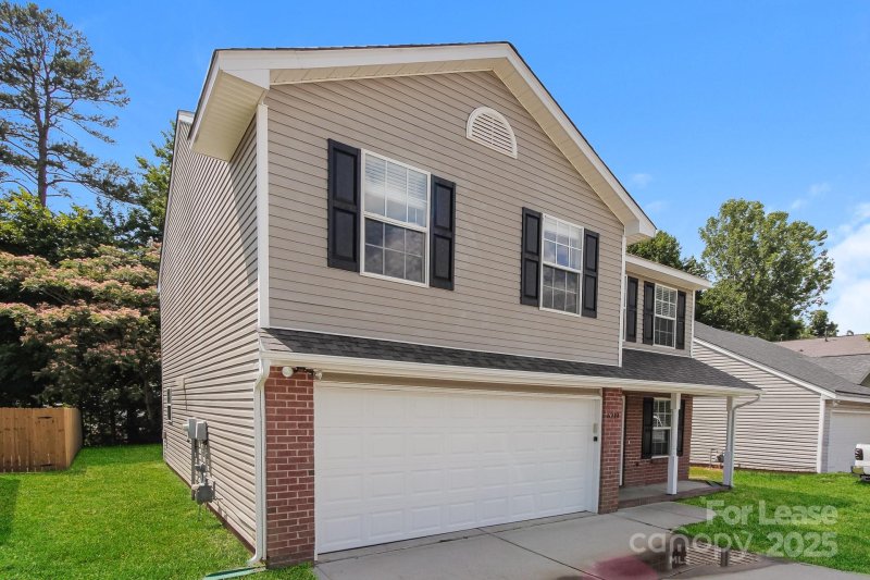 Property image 3 of 6219 Day Lilly Lane in Sunset Village, Charlotte, NC 28216