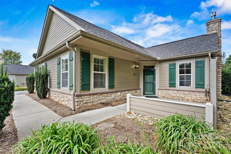 Property image 2 of 823 Wynnshire Drive in Wynnshire Ridge, Hickory, NC 28601