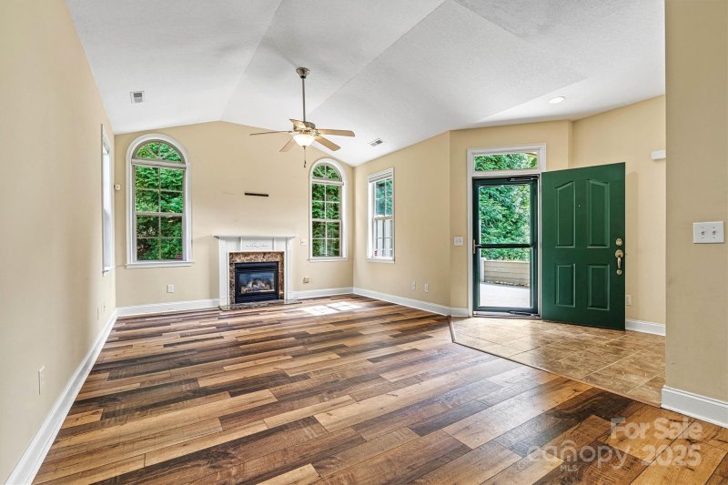 Property image 4 of 823 Wynnshire Drive in Wynnshire Ridge, Hickory, NC 28601