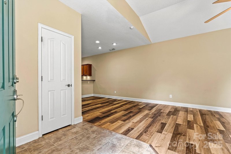 Property image 5 of 823 Wynnshire Drive in Wynnshire Ridge, Hickory, NC 28601