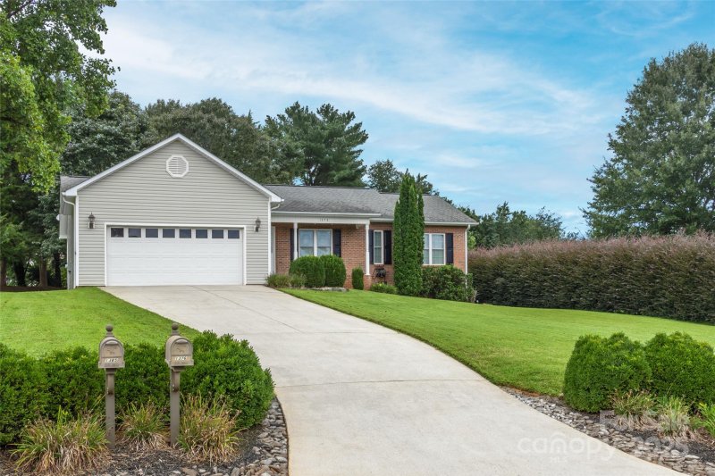 Property image 2 at 1376 Farmington Hills Drive, Conover, NC 28613