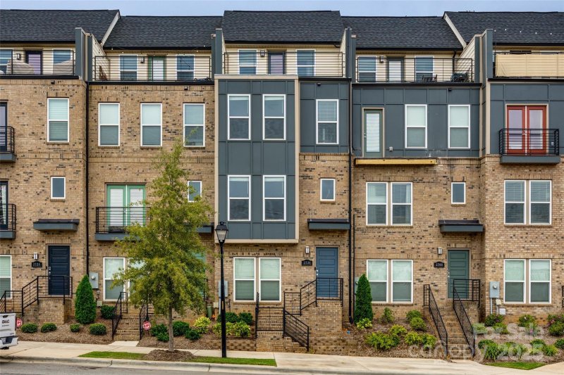 2736 Grand Union Way