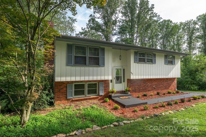 Property image 2 of 402 Comet Drive in Terrace Gardens, Hendersonville, NC 28791