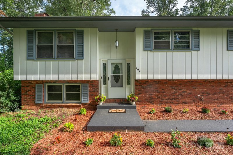 Property image 3 of 402 Comet Drive in Terrace Gardens, Hendersonville, NC 28791