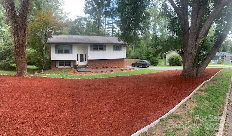 Property image 4 of 402 Comet Drive in Terrace Gardens, Hendersonville, NC 28791